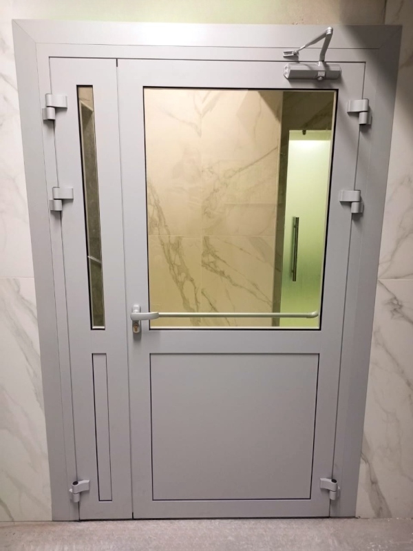 Установка алюминиевой двери ei-60 в СПА-центре, Москва